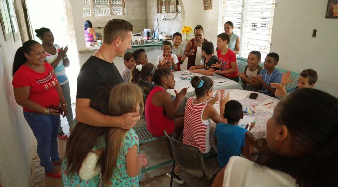UN REPRÉSENTANT DE MARQUE DE L’AMBASSADE D&rsquo;AUTRICHE AU CENTRE D&rsquo;ACCUEIL MISÉRICORDE DE CUBA.