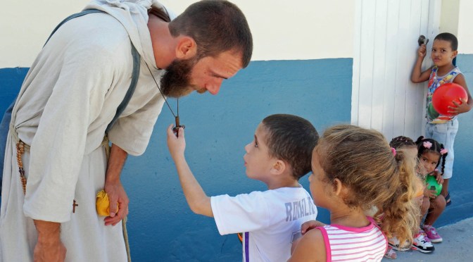 Frère Antonio un missionnaire des &laquo;&nbsp;PÈLERINS DE LA MISÉRICORDE&nbsp;&raquo; de Nice, au Centre Miséricorde Divine de la Havane.