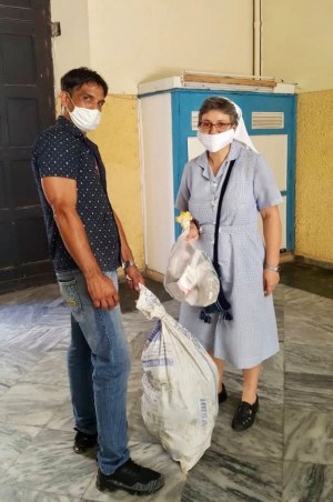 Distribution médicament petits coeurs de Cuba centre Miséricorde divine Cuba.2